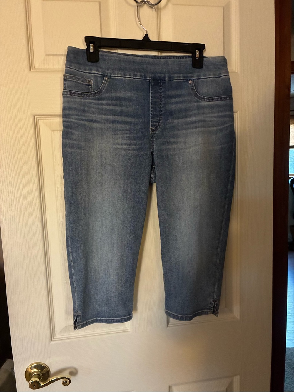 Chico's Light Blue Cropped Pull-On Jeans